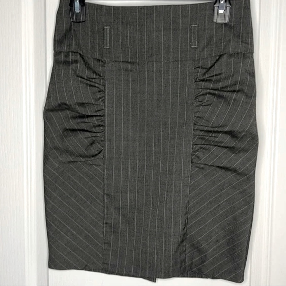 NWOT Spacegirlz Pencil Skirt Grey/White Stripes. Size 9. Cinched/Ruched core.